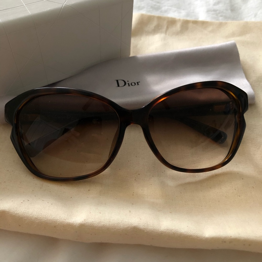 ✨✨✨HOST PICK✨✨✨Simply Dior Sunglasses